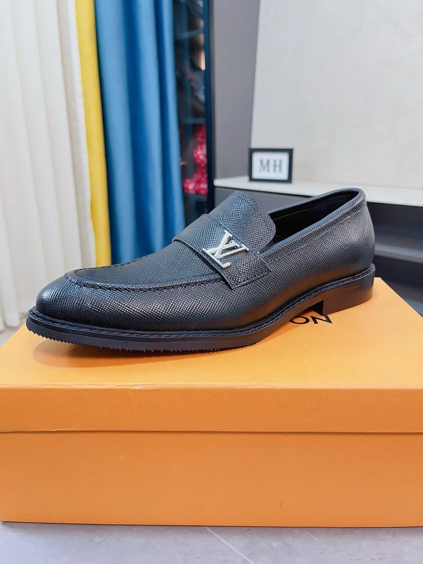 Men's shoes💰438🌹🌹【Louis Vuitton] LV official website synchronizes casual formal leather shoes, imported Italian first-layer calfskin, the leather feels natural and comfortable, and the flowing shoe body design embodies an extraordinary superior wearing experience. Smooth and tight hand-stitched seams achieve extraordinary noble taste. The lining is made of cowhide, which is high-end, comfortable and breathable, telling the man's high-spirited heart. Number of items in stock: 38-44 45 can be customized.